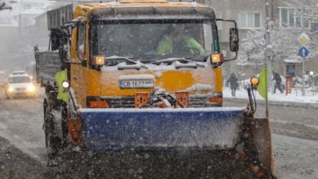 Тежка техника разчиства преспи от 1,5 метра в Троянски проход 