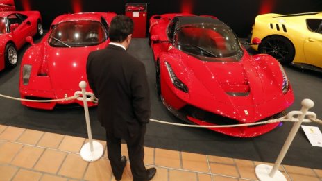 От Ferrari нападнаха Tesla: Коли за хора, които искат да стигнат от точка А до Б