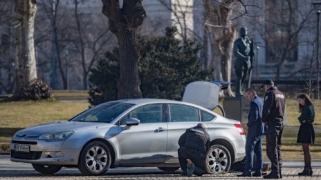 Жандармерията помогна на мъж да смени гума край Народното събрание