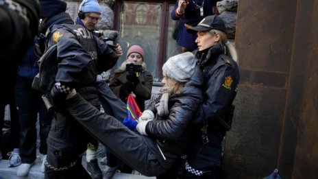 Норвежката полиция арестува Грета Тунберг по време на протест