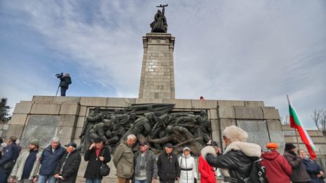 Яйца и червена боя по Столична община, жива верига около МОЧА 