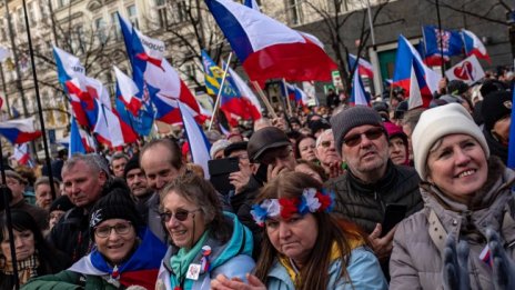 Хиляди на протест в Чехия