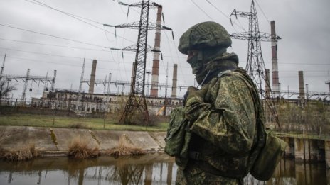 Огромни опашки за напускане на територията на Донецка и Луганска област