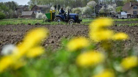 Сеитбата започва: Фермери в Украйна рискуват живота си сред мини