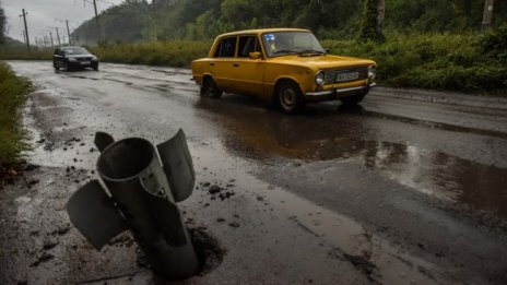 Русия атакува Харков с С-300, поне шест ракети са поразили града