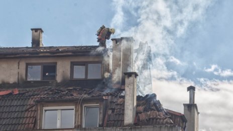 Пожар пламна в блок в Зона Б5 в София, пострада мъж 