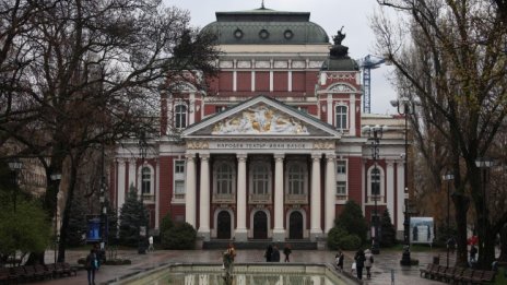 Времето остава облачно и през уикенда, на места ще вали