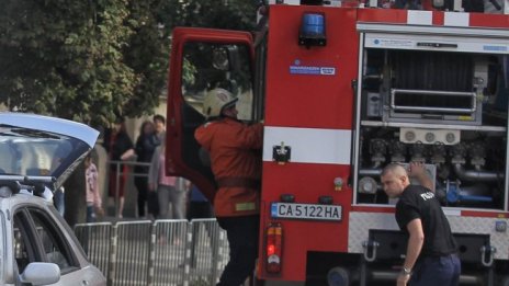 Кабели пламнаха в Халите, пожарната пристигнала за минути