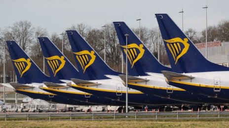 Колесник на самолет на Ryanair се счупи при кацане, машината едва не пламна 