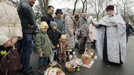 Дойдох тук само да гледам този цирк: Как посрещнаха Великден в Киев? 