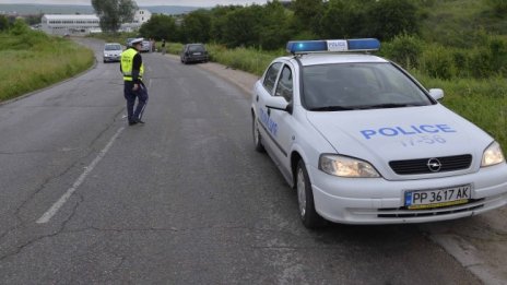 Шофьор на преклонна възраст се заби в дърво на мокър път