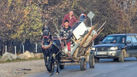 Четирима загинаха при катастрофа между каруца и кола в Сливенско 