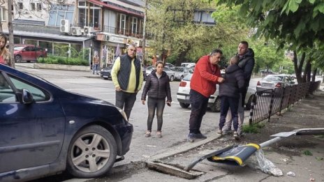 10-годишно подкара автомобил в Слатина, отнесе автобусна спирка 