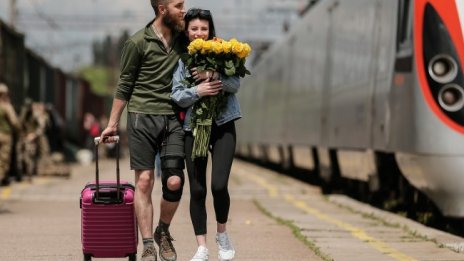 Мили сцени: Войници се сбогуват със съпругите си в близост до фронта