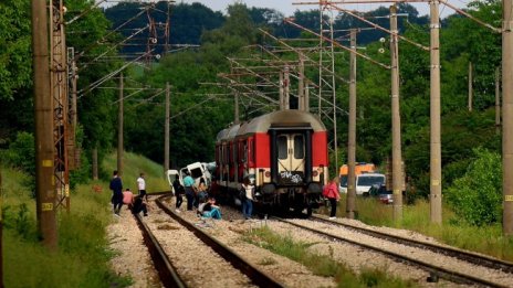 Сблъсък между микробус и влак в Плевенско, двама души са загинали