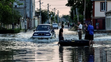 Стотици хиляди без питейна вода след потопа в Украйна