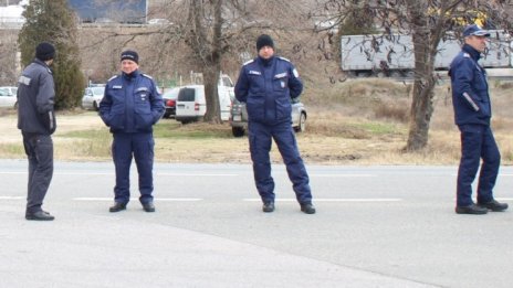 Полицаи с протест пред сградата на МВР