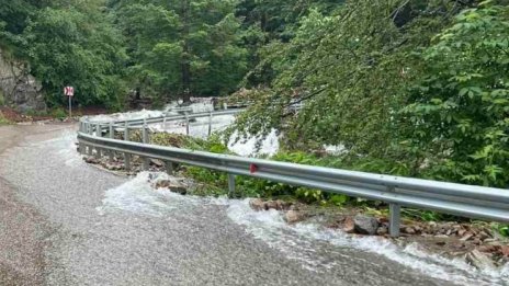 Придошли води заляха пътя Враца-Ботевград