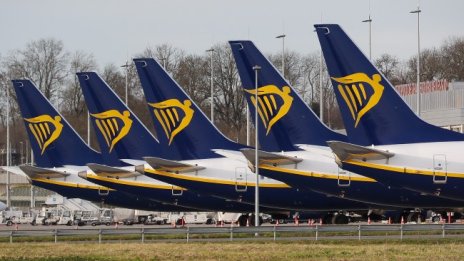 Ryanair уволни главния си пилот, опипвал младши пилоти 