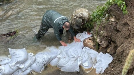 Община Берковица започна да раздава чували с пясък на домакинствата