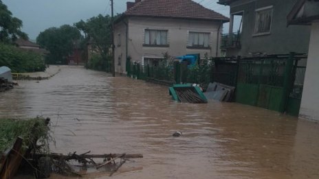 Кметът на с.Лиляче: Водата се оттича, но положението остава критично