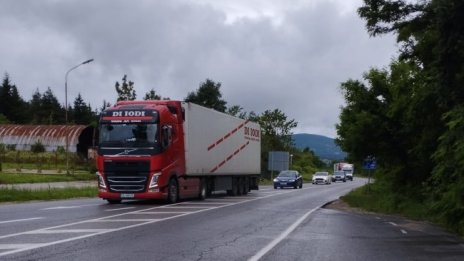 АПИ с доклад към МРРБ: Спира се движението на ТИР-ове през "Петрохан"