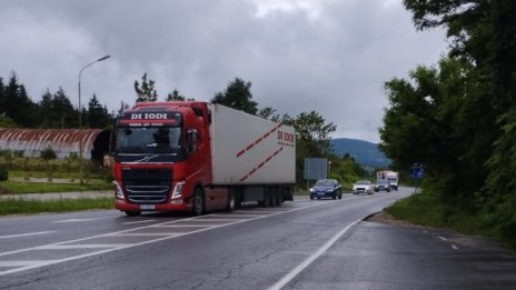 Превозвачи срещу забраната за ТИР-ове през "Петрохан"