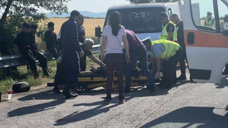 Арестуваха водача на буса с мигранти на "Тракия"