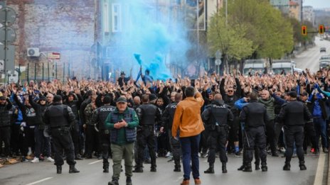 Фенове на Левски: Няма да сме безучастни към гаврата с левскарите!