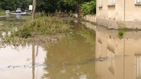 Отводняват къщи в Девня след проливен дъжд