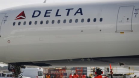 Самолет на Delta се "тупна по нос" на пистата в Северна Каролина