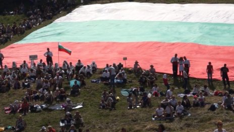 300 гайдари и заря откриват противоречивия пилон "Рожен"