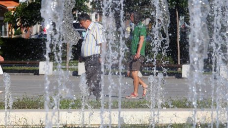 Кардиолог: Поне 1,5 литра вода в жегата, дори да не сте жадни