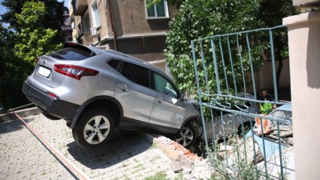 В кадър: Кола се заби в двор на кооперация в кв. "Лозенец"