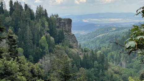 Времето утре: Слънчево, горещо, на места с превалявания