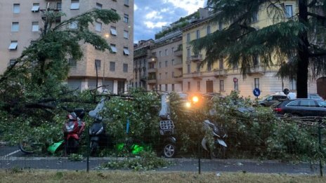 В кадър: Буря в Милано, пожар в Палермо