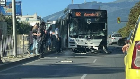 Катастрофа с автобус от градския транспорт в столичния кв. "Младост"