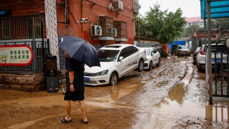 11 жертви на наводненията в района на Пекин, 27 в неизвестност