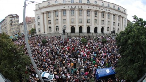 Ние сме общество със средна телесна повреда, което не смее да осъди политиците