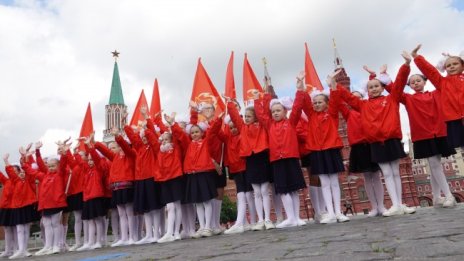 Новите учебници в Русия: Войниците "спасяват мира" в Украйна 