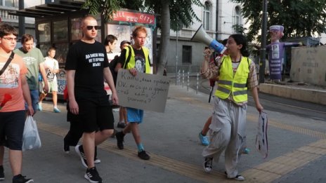 Десетки на протест пред Съдебната палата: Затвор за Георги!