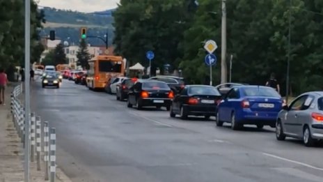 Заради ремонт и светофар: Огромно задръстване в Горубляне 