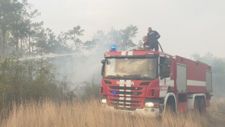 Няколко екипа на пожарната продължават да се борят с огъня в Бургаско