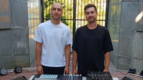 Бургаски DJ разгневиха БСП, заснели клип в Пантеона 