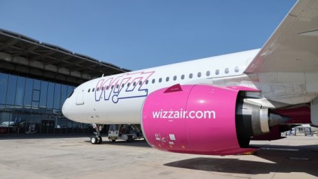 С пакетче бисквити и вода: Wizz Air отново заряза българи в чужбина 