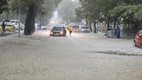 Бедствие заради наводнението в Царево, хотели са под вода, евакуират хора 