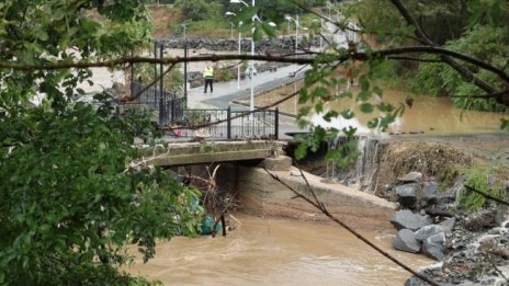 Изтичат фекални води от скъсана тръба в Царево