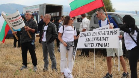 В кадър: Земеделците се събраха край Долни Богров, чакат на съединител