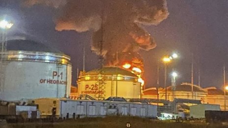 Пожар до летището и нефтено депо в руския курорт Сочи