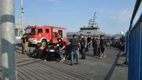 Протест на мигранти блокира движението на корабите на Родос